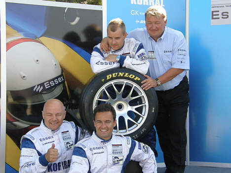Team Essex Le Mans truppen 2008:<BR>Øverst Casper Elgaard sammen med teamejer Peter Halvorsen.<BR>Nederst John Nielsen og Sasha Maassen.